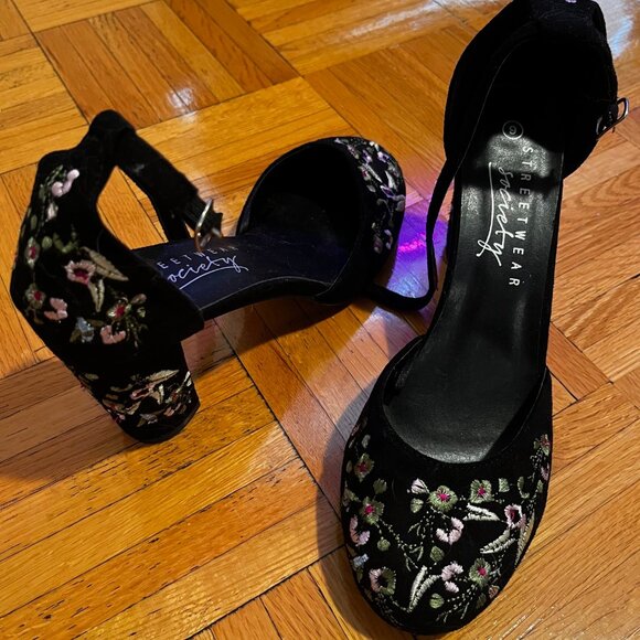 Embroidered high heels - Picture 1 of 3